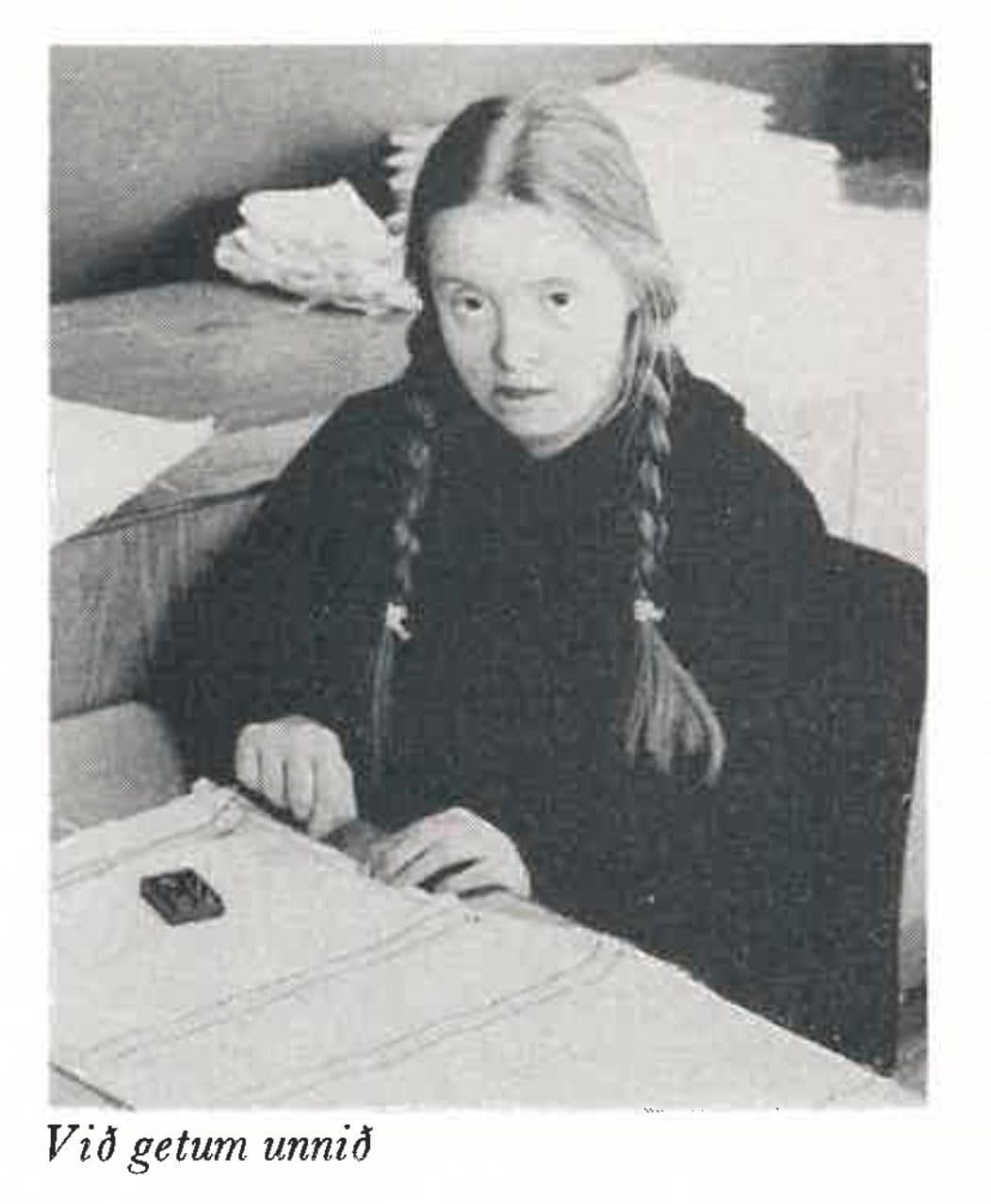 Stúlka með fléttur situr við vinnu sína. Myndatexti: Við getum unnið. Úr 1. tbl. 1978.