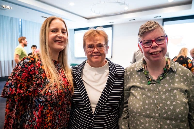 Mynd af málþingsstjórunum Heklu Björk og Steinunni Ásu ásamt rektor Háskóla Íslands,Silju Báru Ómarsdótturá málþinginu Hvað með okkur sem Þroskahjálp hélt með diplómanemum í Háskóla Íslands.