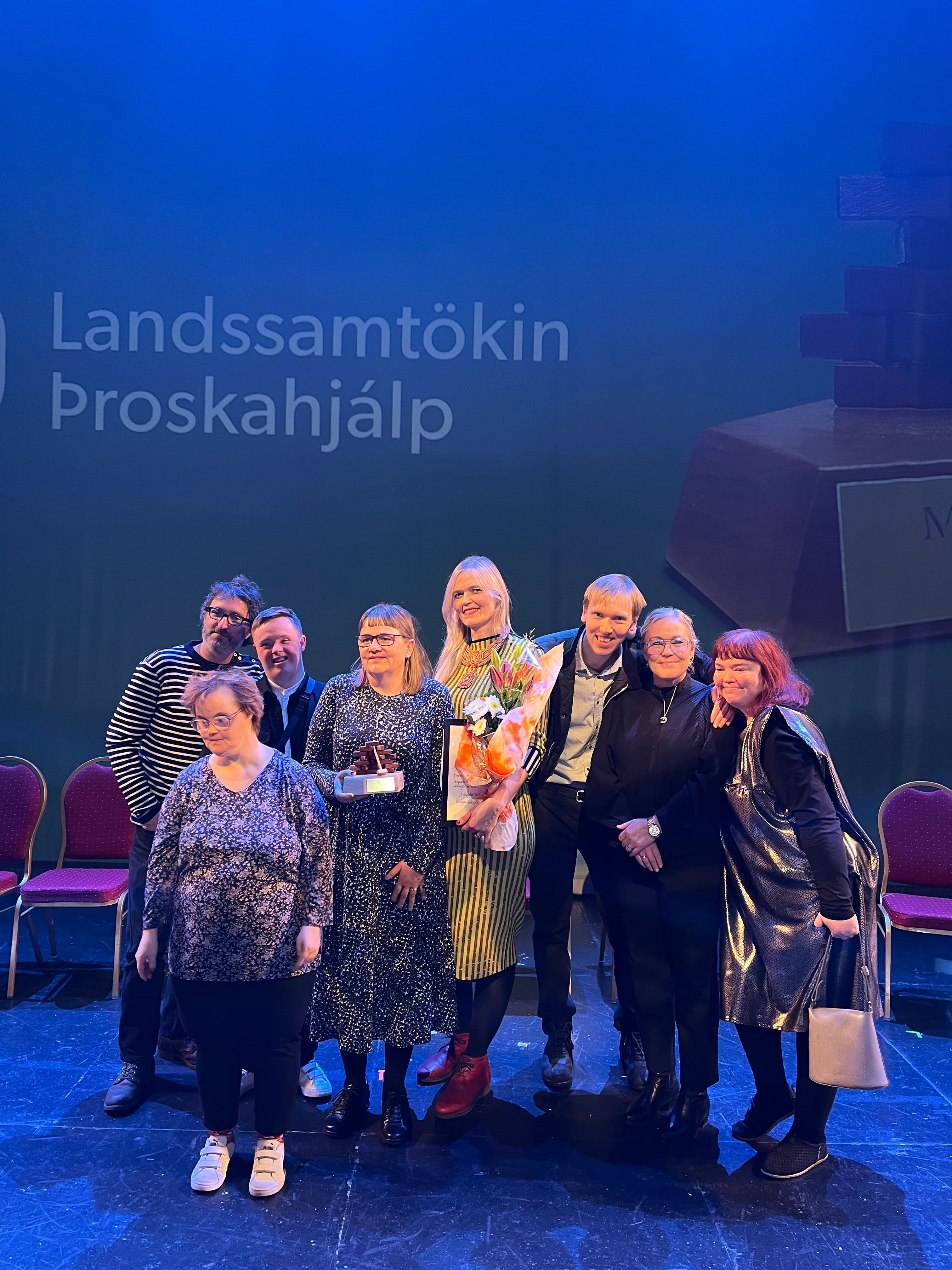 Hópurinn sem stendur að Listvinnzlunni.