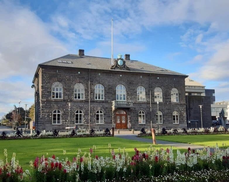 Húrra fyrir félags- og húsnæðismálaráðherra!