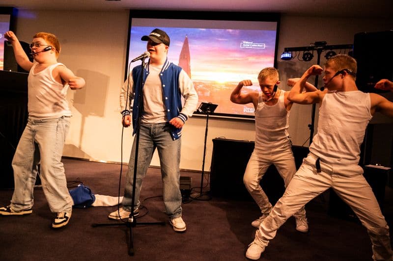 Mynd af Nice Guys þar sem þeir eru að dansa og skemmta í partíinu eftir málþingið Hvað með okkur sem Þroskahjálp hélt með námsbrautinni Starfstengt diplómanám fyrir fólk með þroskahömlun í Háskóla Íslands