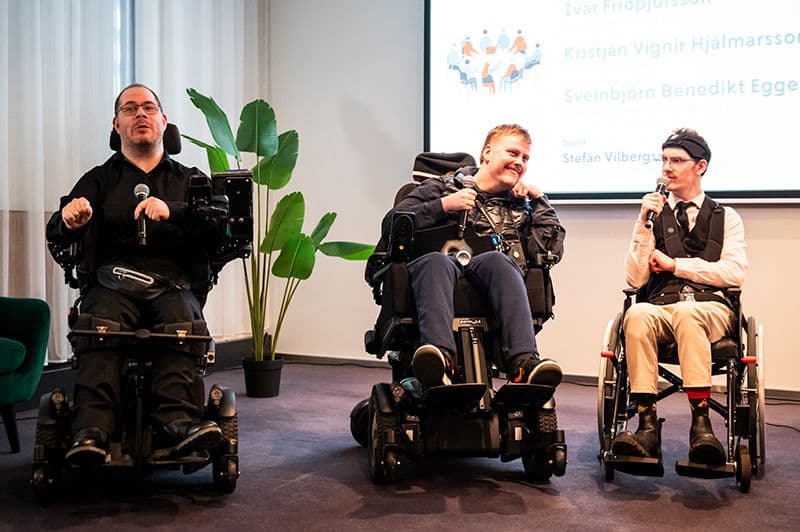 Mynd af þáttakendum á málþinginu Hvað með okkur sem Þroskahjálp hélt með diplómanemum í Háskóla Íslands. Skytturnar þrjár, þeir Kristján, Ívar og Sveinbjörn eru á myndinni og Ívar að tala í hljóðnema.