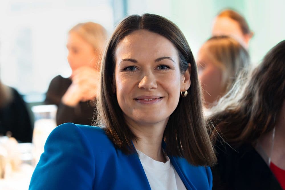 Mynd af Kasiu, verkefnastjóra þar sem hún situr á málþingi á Grand hótel