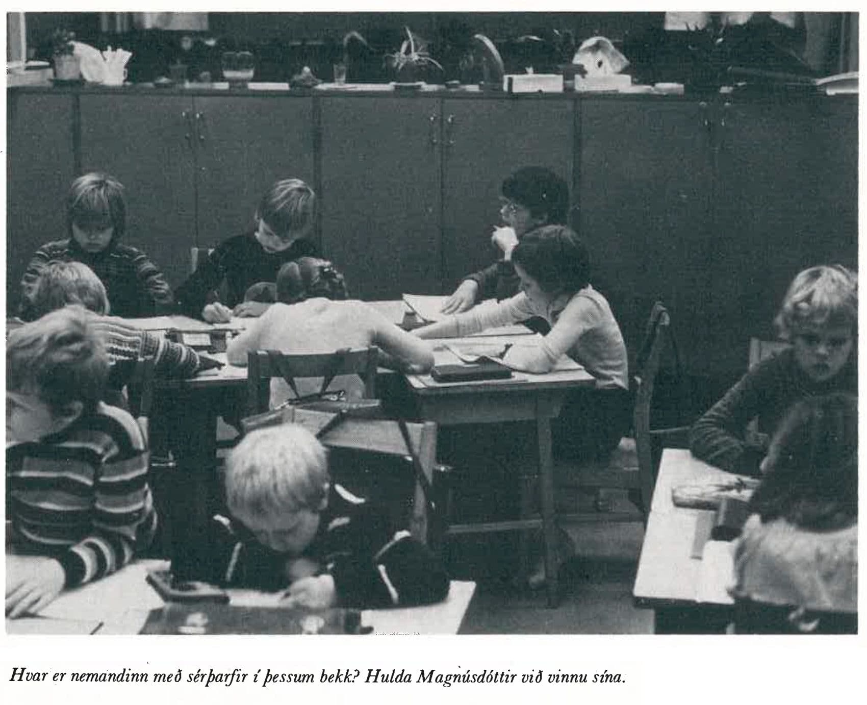 Bekkur í Hlíðaskóla. Myndatexti: Hvar er nemandinn með sérþarfir í þessum bekk? Hulda Magnúsdóttir við vinnu sína. Úr 1. tbl. 1978.