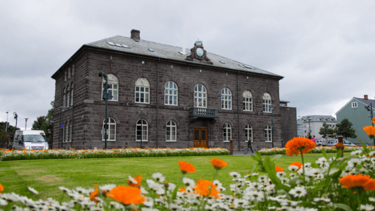 Félagsmálaráðherra hefur lagt fram á Alþingi frumvarp um breytingar á lögum um félagslega aðstoð og lögum um almannatryggingar