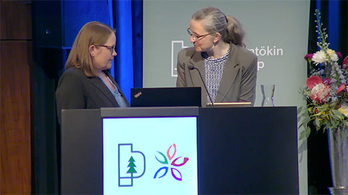 Donata Bukowska og Renata Emilsson Peskova fundarstjóri saman í pontu
