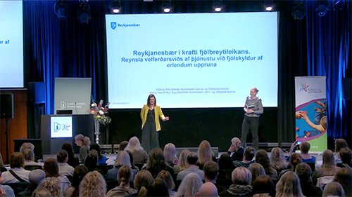 Hilma Hólmfríður Sigurðardóttir og Vilborg Pétursdóttir frá Reykjanesbæ standa á sviðinu á Hilton hóteli.