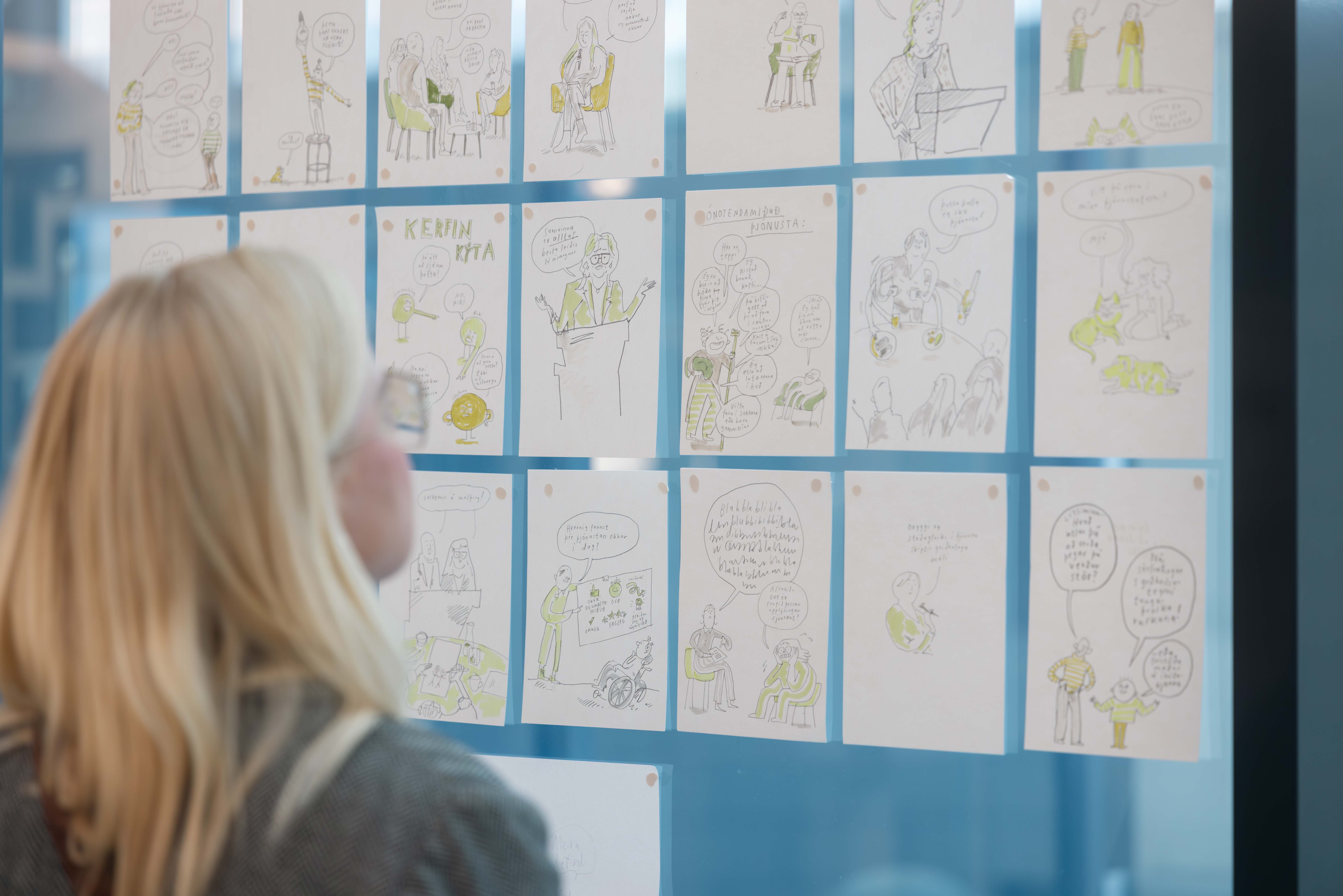 Gestur virðir fyrir sér teikningar Rán Flygenring