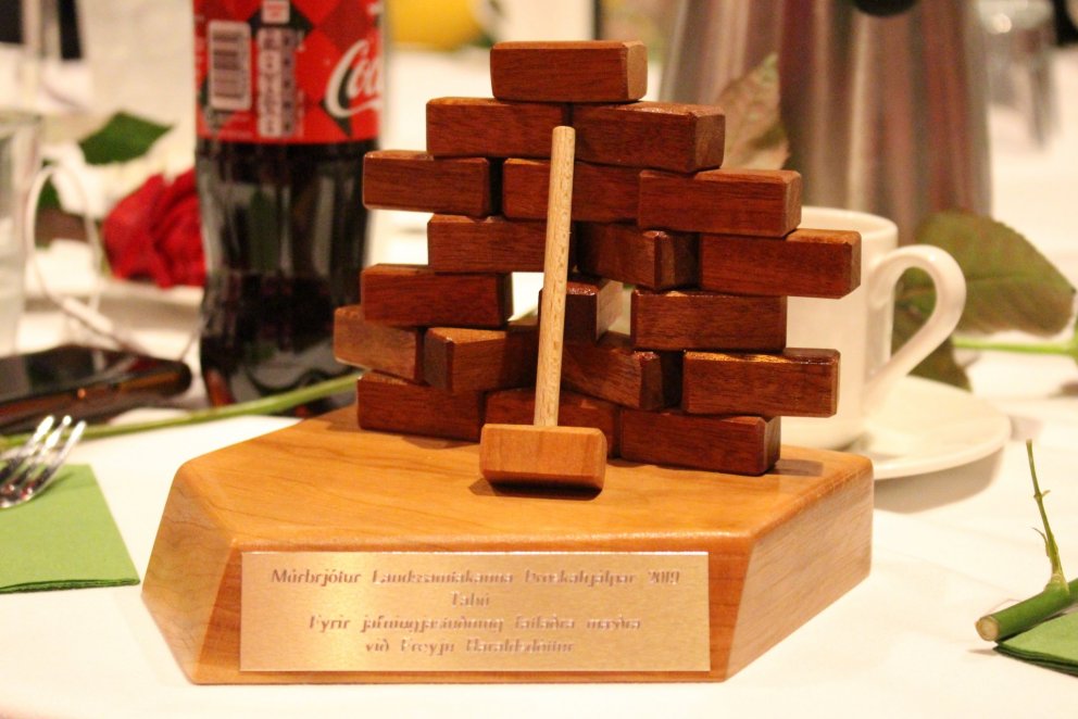 Þrjú hljóta Múrbrjótinn