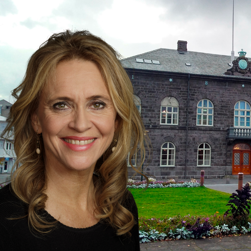 Samsett mynd af Þorgerði Katrínu Gunnarsdóttur, þingmanns Viðreisnar, og Alþingi.