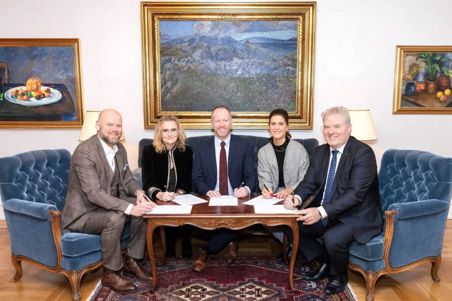 Samkomulagið undirritað. Mynd fengin af vef RÚV.is