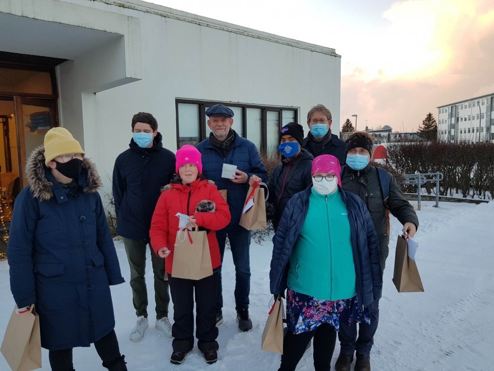 Þau Steinunn Ása, Ásgeir, Elva, Friðrik, Magnús, Hörður, Katrín og Andri Freyr komu Friðriki á óvart…