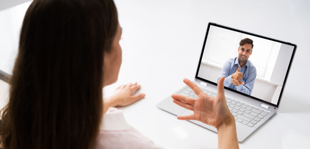 Mynd frá Nordic Welfare Center. Myndlýsing: Kona situr við tölvu og er í myndsímtali við karl. Þau t&hellip;