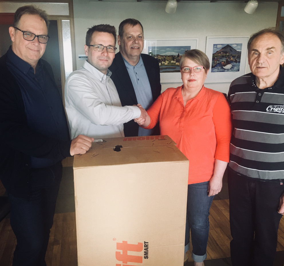 Lions-klúbburinn Þór gefur Þroskahjálp lyftara til að nota í Daðahúsi, orlofshúsi samtakanna á Flúðu…