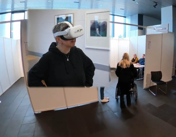 Fjölmiðlakonan Steinunn Ása prófar sýndarveruleika Þroskahjálpar.