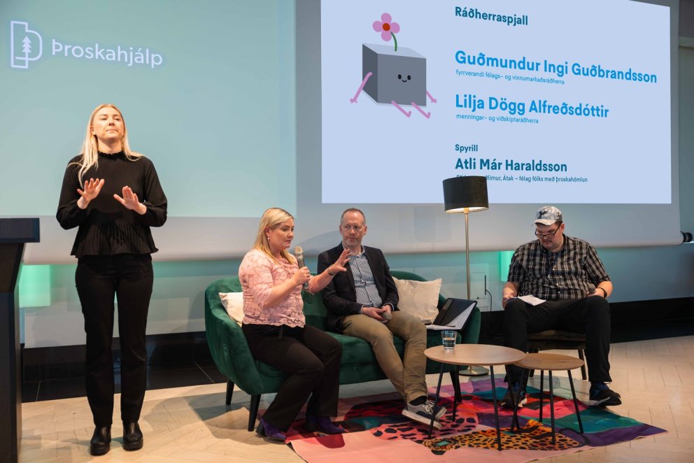 Atli Már Haraldsson, stjórnarmeðlimur Átaks – félags fólks með þroskahömlun, leiðir samtal við Lilju…