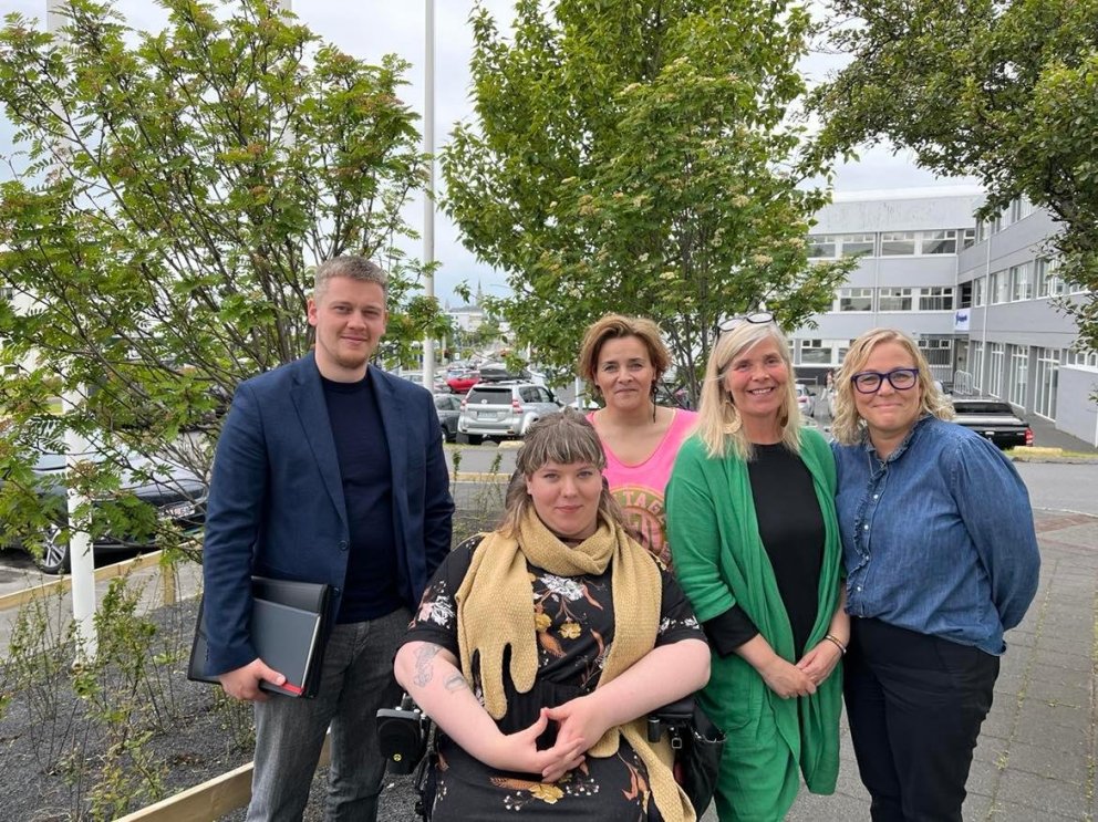 Á myndinni eru Bárður og Tóra frá færeysku samtökunum MEGD, ásamt Unni Helgu, Önnu Láru og Ingu Björ…