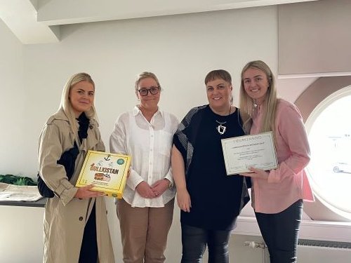 Á myndinni eru 2 af 3 höfundum Gullkistunnar ásamt Unni Helgu, formanni Þroskahjálpar, og Halldóru, …