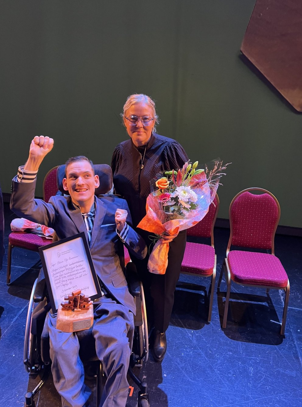 Dagur Steinn Elvu Ómarsson, einn handhafa Múrbrjótsins í ár, ásamt Unni Helgu Óttarsdóttur formanni …