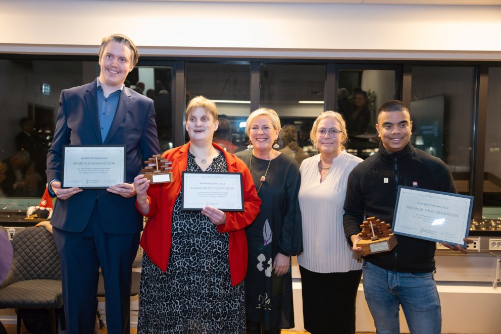 Verðlaunahafar Múrbrjótsins 2024, ásamt Forseta Íslands og formanni Þroskahjálpar. 
Frá vinstri: Ha…