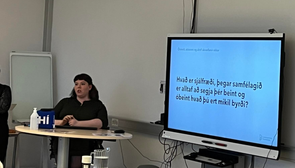 Mynd frá málþinginu, á myndinni er Inga Björk við hliðina á glæru á skjá sem á stendur: Hvað er sjál…