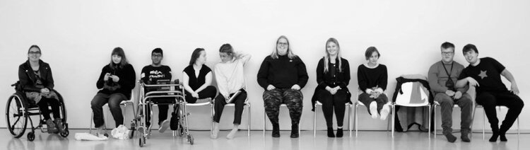 Fegurð í mannlegri sambúð. [Sjónlýsing: Myndin er svarthvít, löng og mjó. Á henni má sjá hóp af ungu…