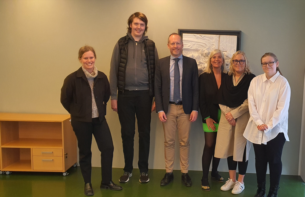 Frá undirritun styrksins. Frá vinstri: Birna Guðmundsdóttir starfsmaður Átaks, Haukur Guðmundsson fo…