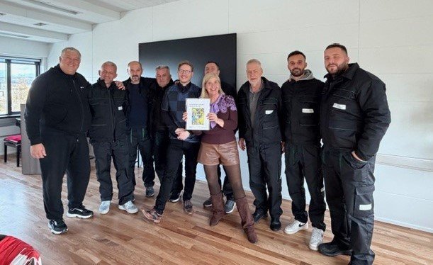 Á myndinni sést Anna Lára, framkvæmdastjóri Þroskahjálpar með okkar vösku sölumönnum.