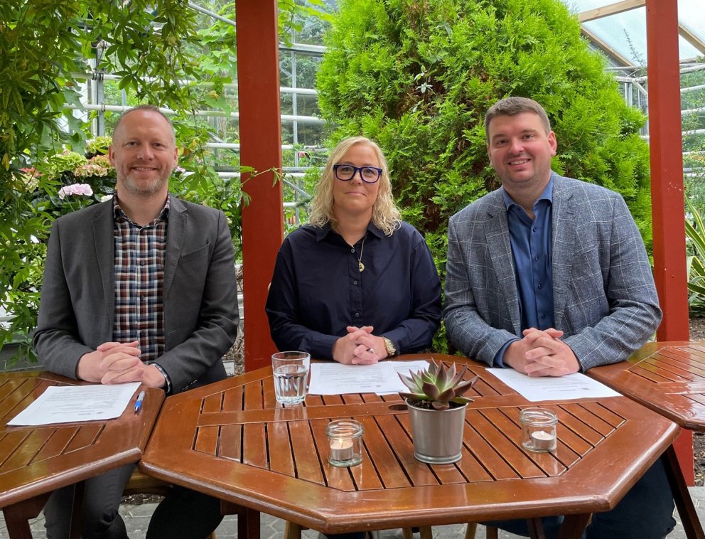 Guðmundur Ingi Guðbrandsson, Unnur Helga Óttarsdóttir og Ásmundur Einar Daðason við undirritun samko…