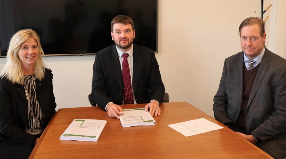 Ásta Snorradóttir nefndarformaður og Jóhann Friðrik Friðriksson, formaður aðgerðarhóps, afhentu Ásmu…