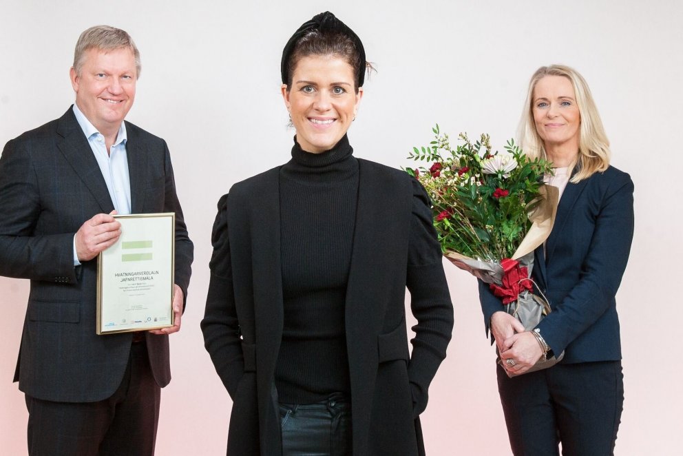 Í fyrra hlutu Sjóvá og Pink Iceland verðlaunin. Hér eru fulltrúar þeirra ásamt Þórdísi Kolbrúnu R. g…