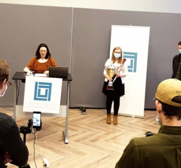 Sunna Dögg tekur við verðlaunum sem félagi ársins. Mynd: Geir Finnsson.