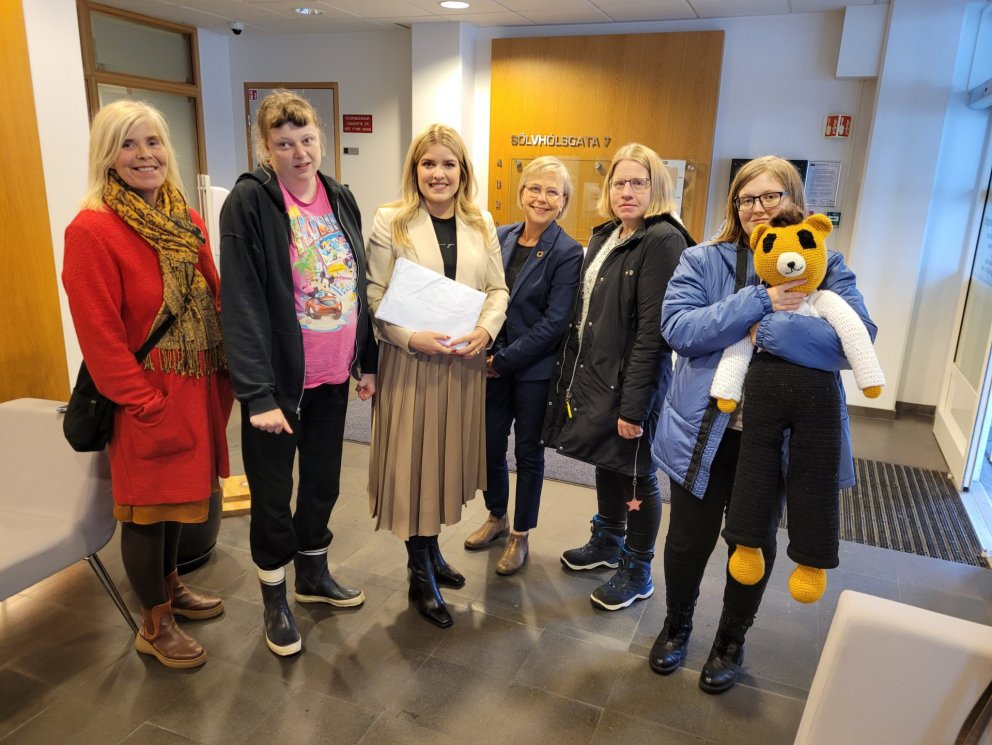 Dómsmálaráðherra afhentar undirskriftir 6000 manns