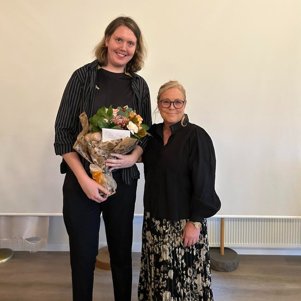 Unnur Helga, formaður Þroskahjálpar, afhendir Hauki Guðmundssyni gjöf Þroskhjálpar