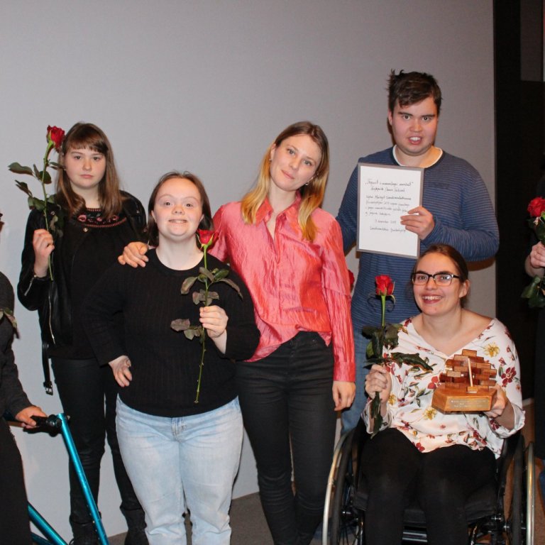 Frá afhendingu Múrbrjótsins 2019, þar sem þrjú verkefni hlutu viðurkenninguna. Hér eru fulltrúar ver…