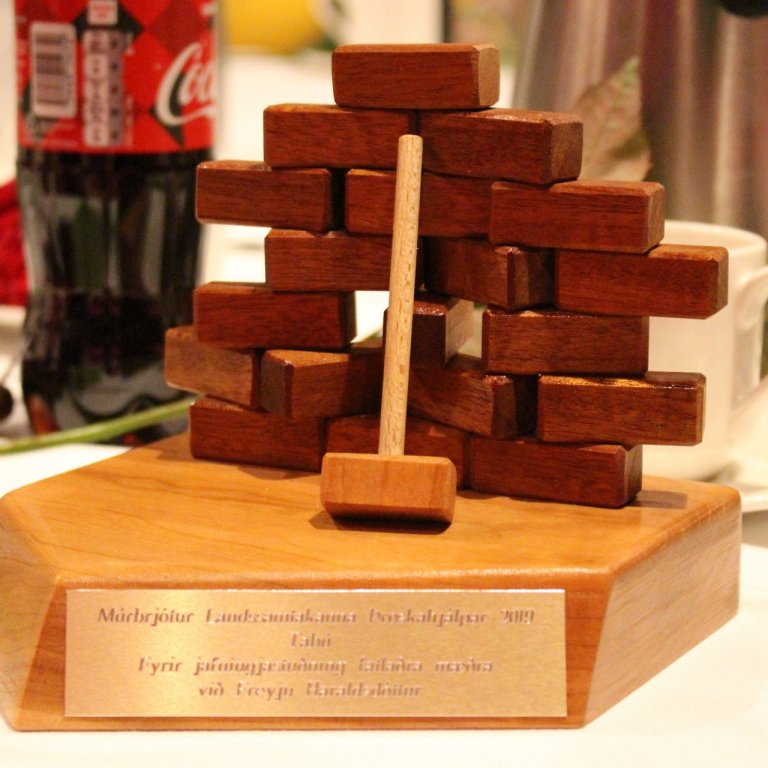 Þrjú hljóta Múrbrjótinn