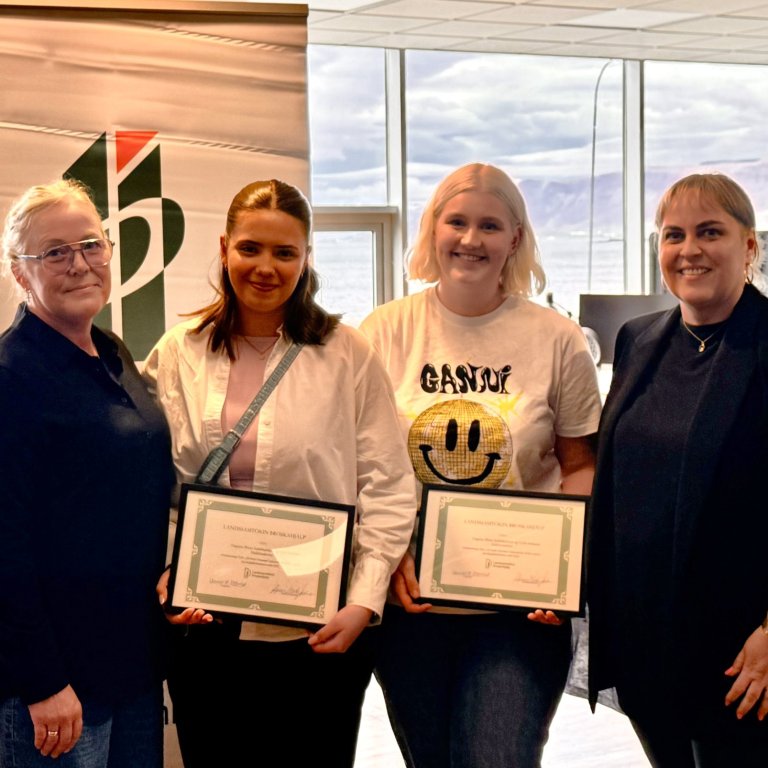 Frá vinstri: Unnur Helga Óttarsdóttir formaður Þroskahjálpar, Dagný Birna Indriðadóttir og Gyða Stef…