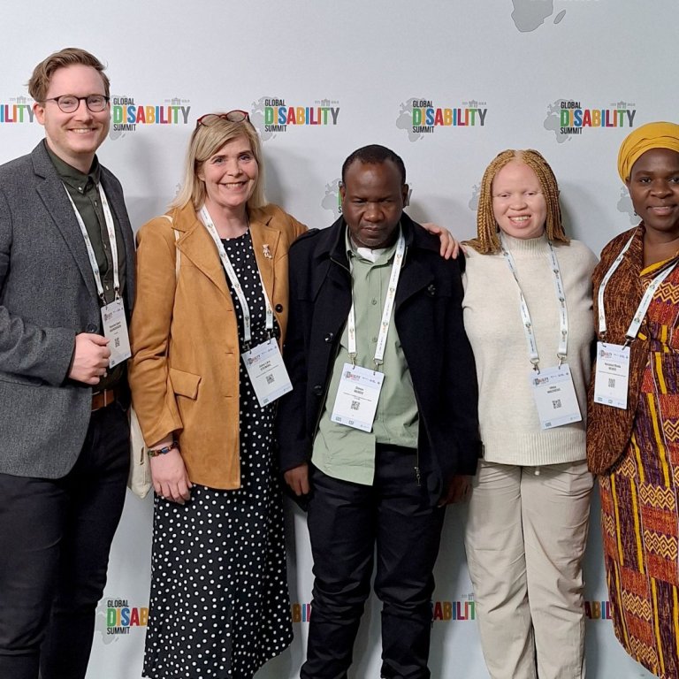 Talið frá vinstri. Þórarinn Snorri Sigurgeirsson og Anna Lára Steindal frá Þroskahjálp, Simon Munde,…