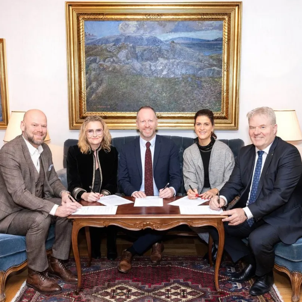Samkomulagið undirritað. Mynd fengin af vef RÚV.is