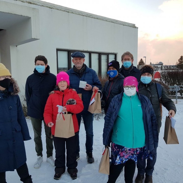 Þau Steinunn Ása, Ásgeir, Elva, Friðrik, Magnús, Hörður, Katrín og Andri Freyr komu Friðriki á óvart…