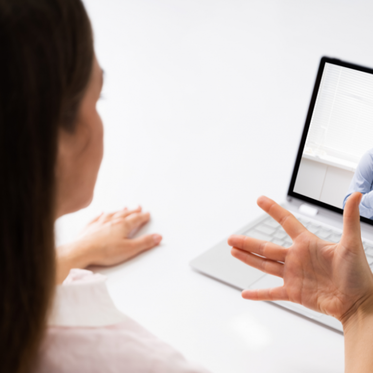 Mynd frá Nordic Welfare Center. Myndlýsing: Kona situr við tölvu og er í myndsímtali við karl. Þau t…