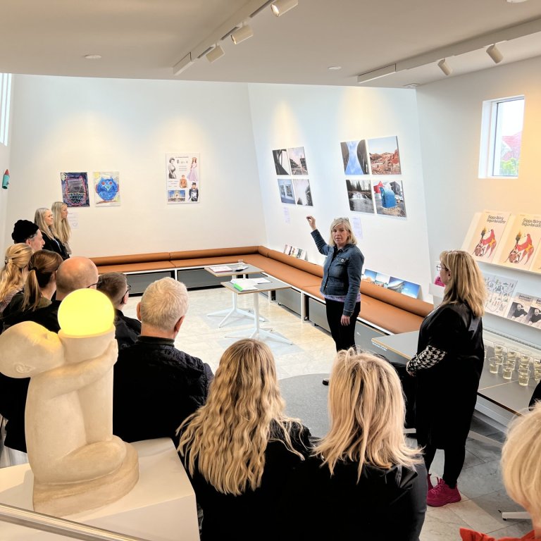 Mynd af opnun listasýningarinnar, sem haldin var á sumardaginn fyrsta.