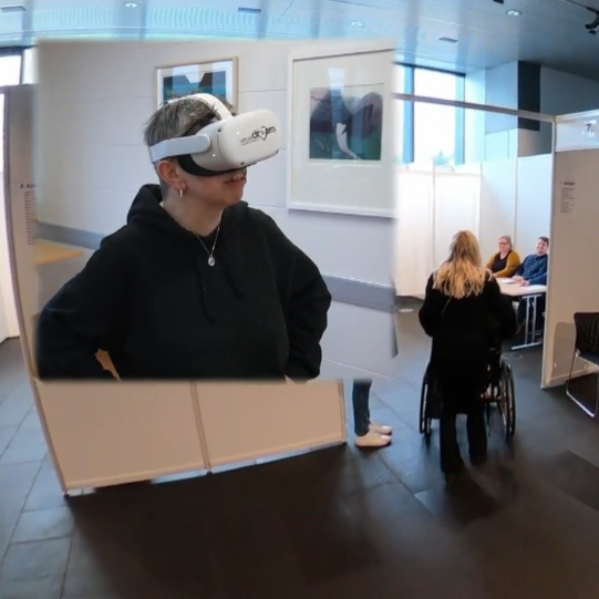 Fjölmiðlakonan Steinunn Ása prófar sýndarveruleika Þroskahjálpar.