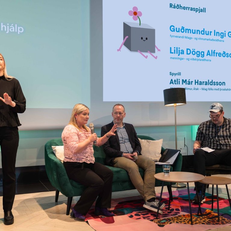 Atli Már Haraldsson, stjórnarmeðlimur Átaks – félags fólks með þroskahömlun, leiðir samtal við Lilju…