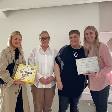 Á myndinni eru 2 af 3 höfundum Gullkistunnar ásamt Unni Helgu, formanni Þroskahjálpar, og Halldóru, …