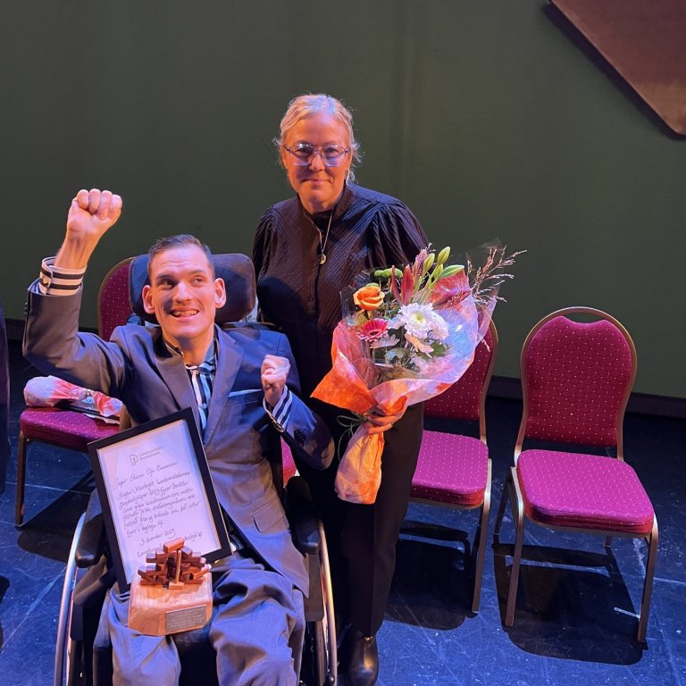 Dagur Steinn Elvu Ómarsson, einn handhafa Múrbrjótsins í ár, ásamt Unni Helgu Óttarsdóttur formanni …