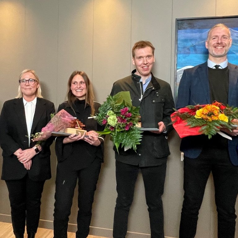 Þórir Gunnarsson, Harpa Björnsdóttir og Kristinn Jónasson hlutu Múrbrjótinn 2021. Á myndinni eru ein…