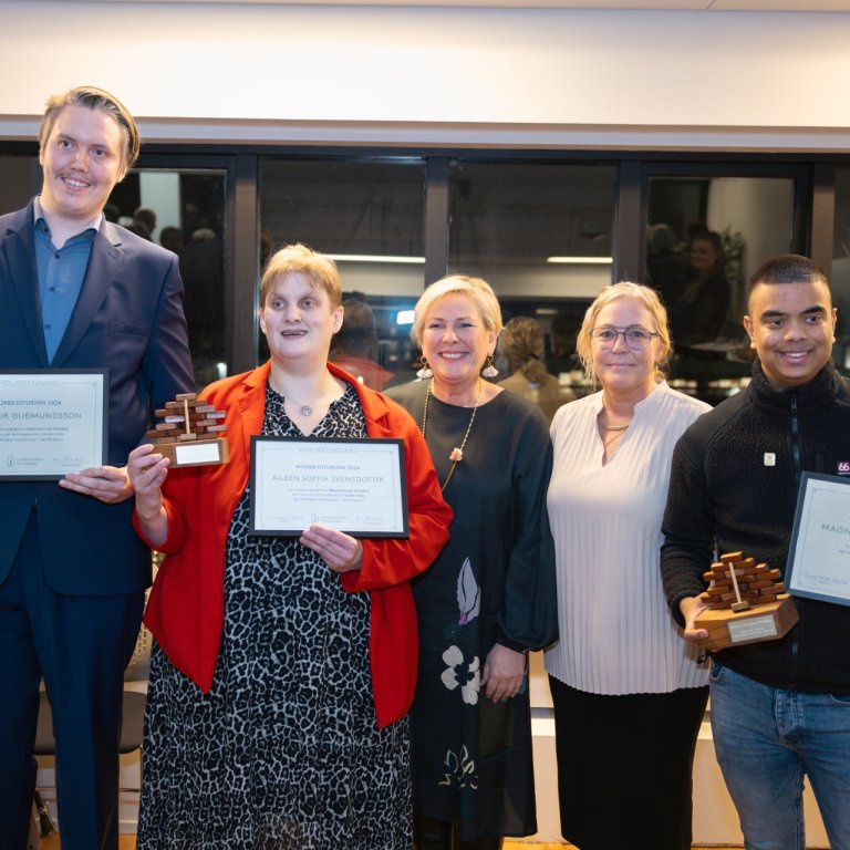 Verðlaunahafar Múrbrjótsins 2024, ásamt Forseta Íslands og formanni Þroskahjálpar. 
Frá vinstri: Ha…