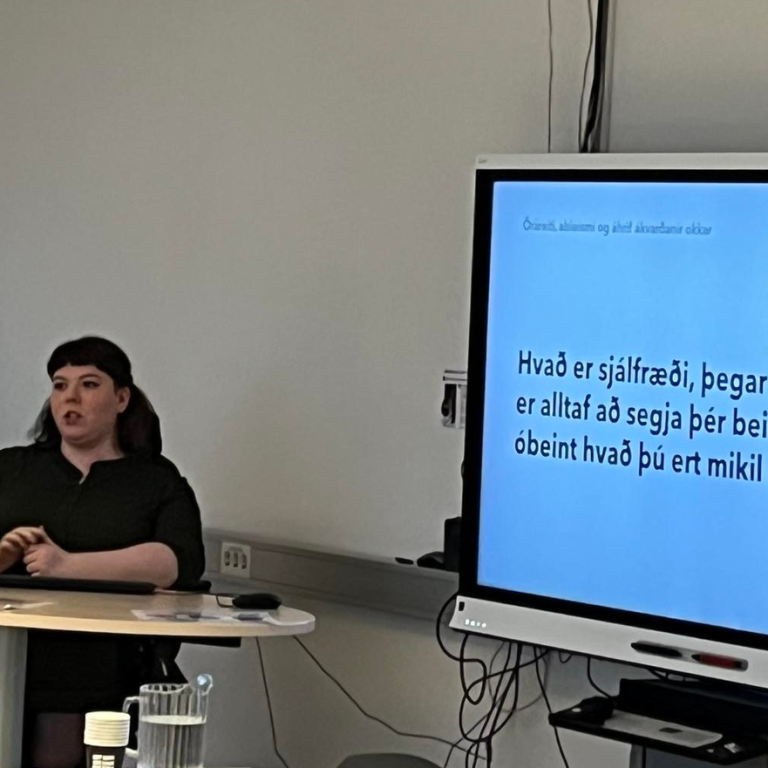 Mynd frá málþinginu, á myndinni er Inga Björk við hliðina á glæru á skjá sem á stendur: Hvað er sjál…