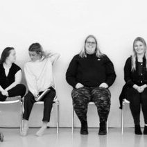 Fegurð í mannlegri sambúð. [Sjónlýsing: Myndin er svarthvít, löng og mjó. Á henni má sjá hóp af ungu…